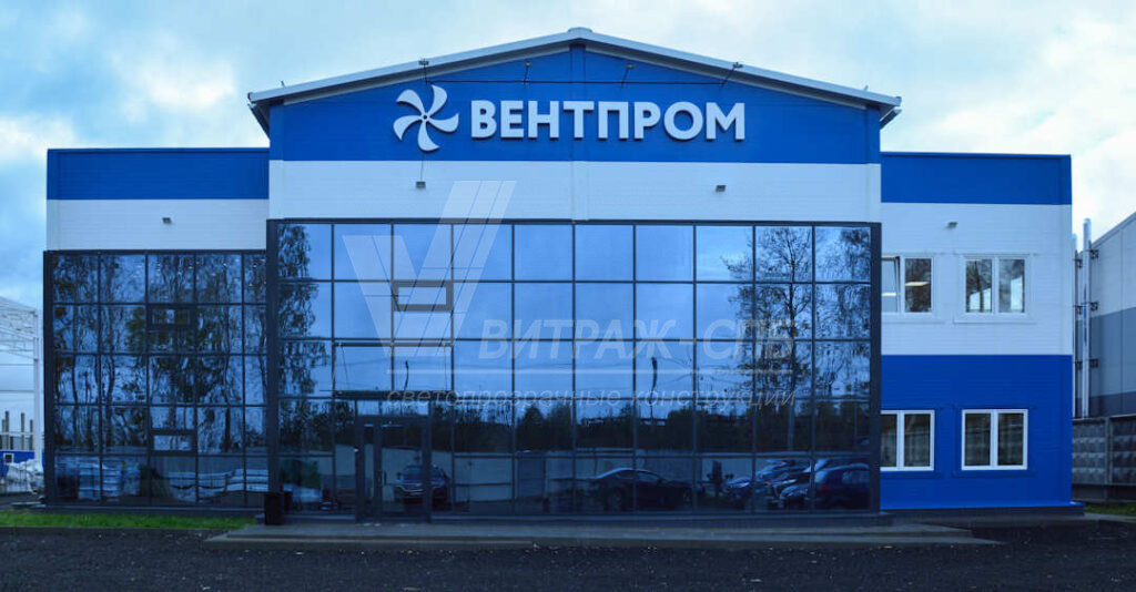 витражное остекление фасада здания в Санкт-Петербурге